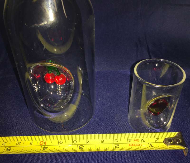 Glass decanter with 2 glasses