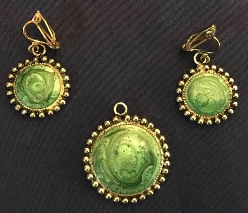 Pendant and screw on earrings. Green. Vintage