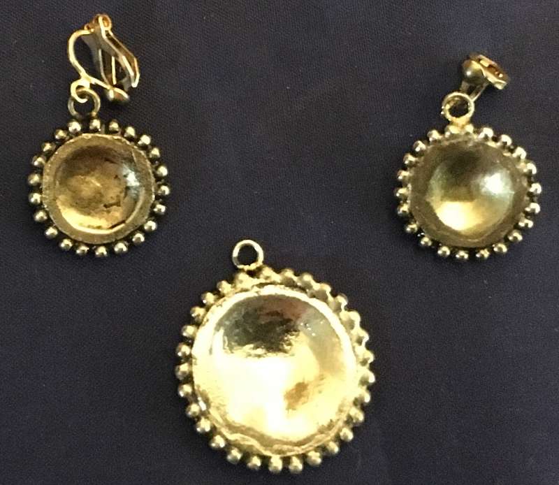 Pendant and screw on earrings. Green. Vintage