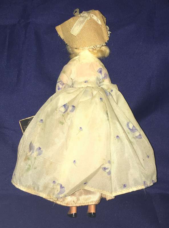 Peggy Nisbet Model National costumes N BR 309. Cries of Londen - Flower Girl