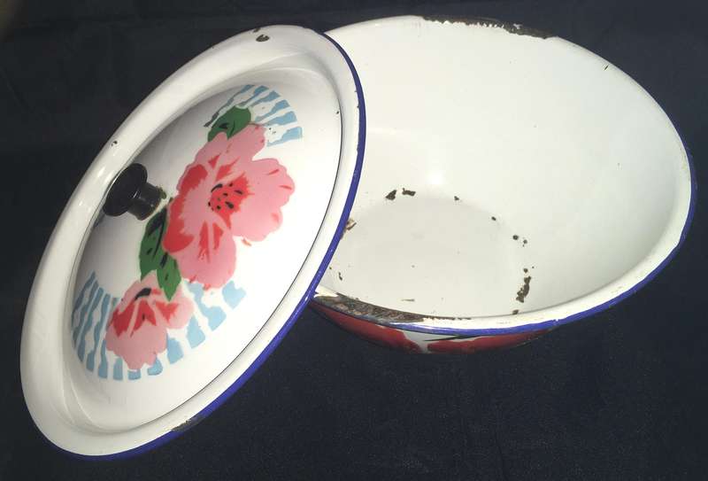 Enamel bowl with lid - vintage