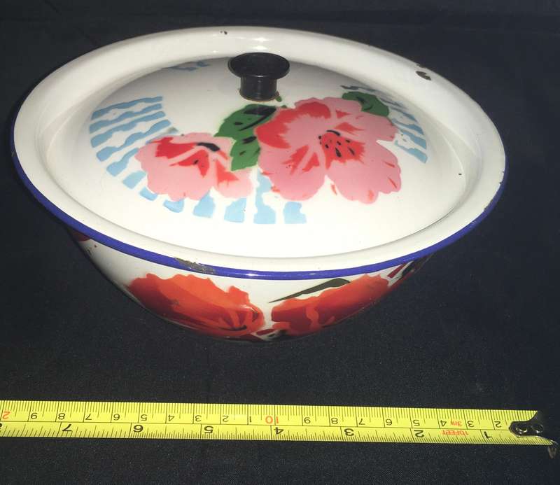 Enamel bowl with lid - vintage