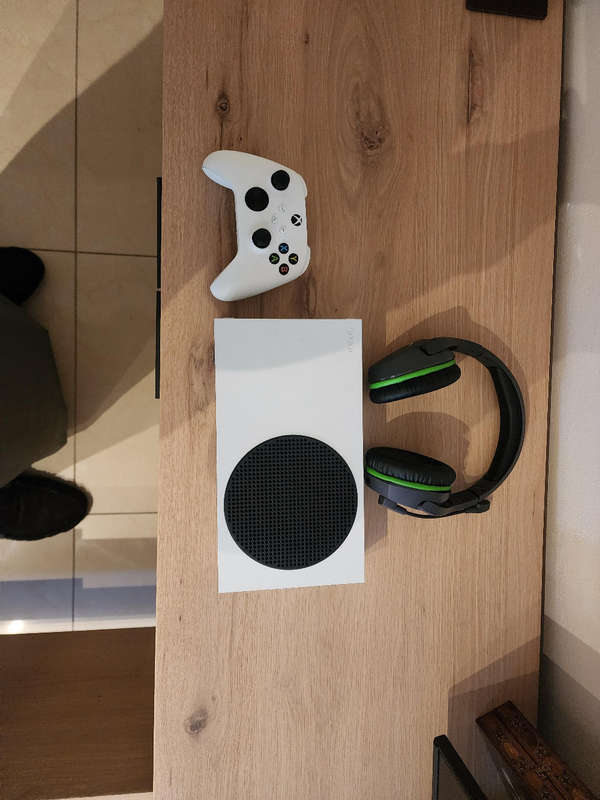 Xbox series s 512GB C/W Wireless headphones