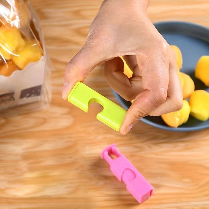 Retaining clip