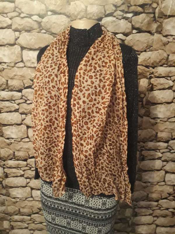 WRINKLED SHEER ANIMAL PRINT PATTERN SCARF IN AS NEW CONDITION