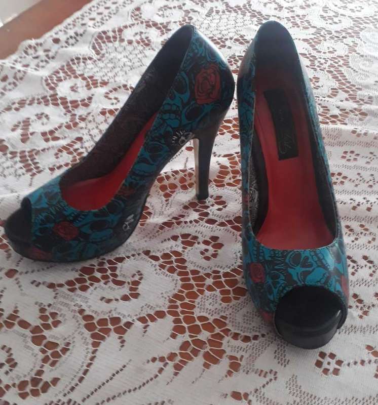 Iron Fist Heels Muerte Punk Platform Peep Toe Blue & White Skull Red Rose - Size 37 EUR/ 4 UK/ 6 USA