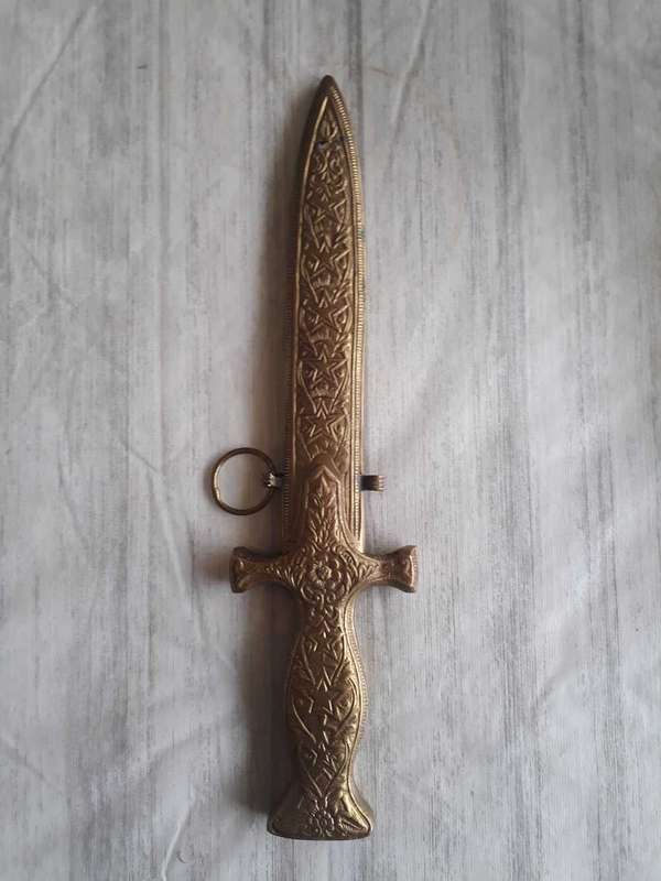 VINTAGE OLD DECORATIVE METAL BASED DAGGER - 28 CM