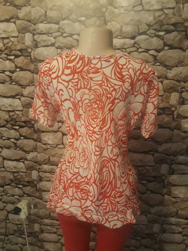 RED & WHITE TOP WITH BOLD FLOWER PATTERN BY STYLE BRAND - SIZE 10/34/M