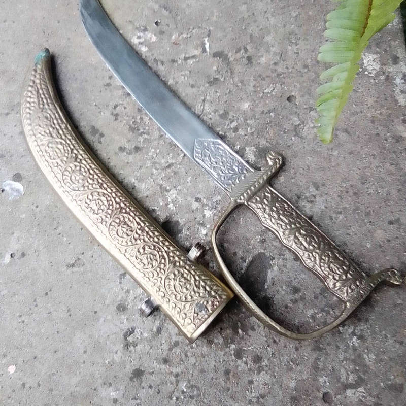 VINTAGE ASIAN BRASS METAL DECORATIVE KNIFE/DAGGER IN IT'S ORIGINAL SHEATH - 28 CM