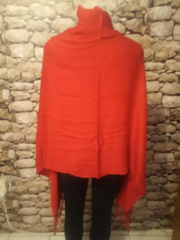 DARK RED SHAWL 100% POLYESTER FABROC VERY SOFT - AS NEW
