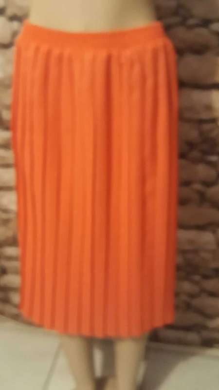 CORAL  COLOURED PERMANENT PLEATED PATTERN SKIRT - UNLINED - SIZE L/12/36 - AS NEW CONDITION