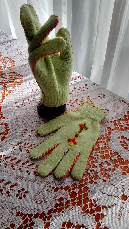 WINTER LIGHT GREEN KNITTED GLOVES SIZE LADIES SMALL - AS NEW CONDITION