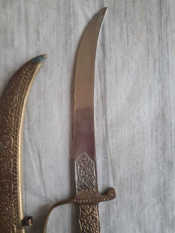 VINTAGE OLD DECORATIVE METAL BASED CURVED BLADE KNIFE - 28CM