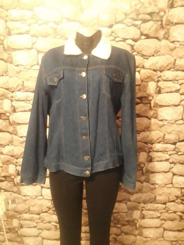 JACKET  - DENIM BOMBER STYLE JACKET WITH 2 FRONT POCKETS AND FAUX FUR NECK - SIZE 12/36/LARGE