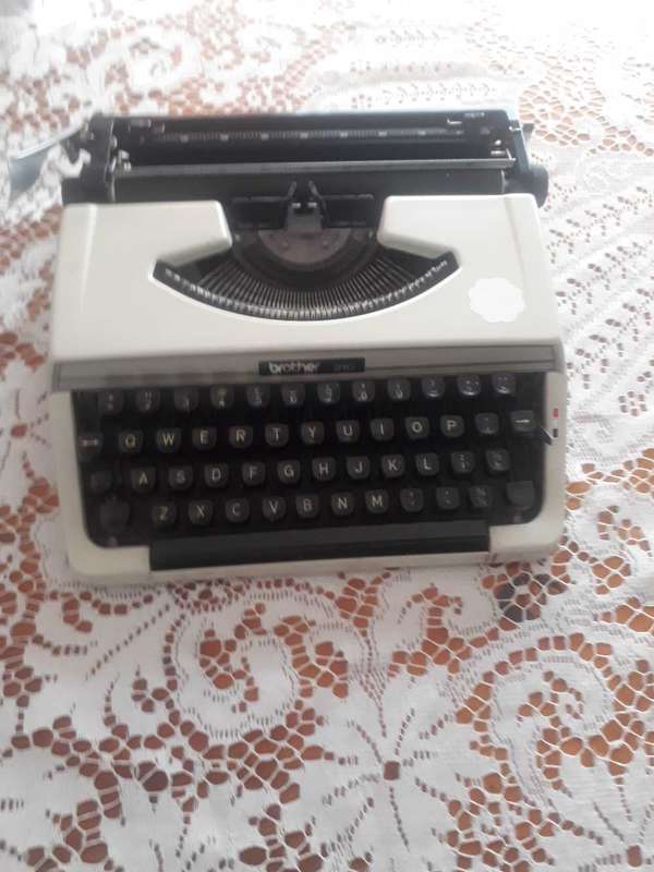 Stunning Retro 1970s 80s Brother 210 portable typewriter - 100% working