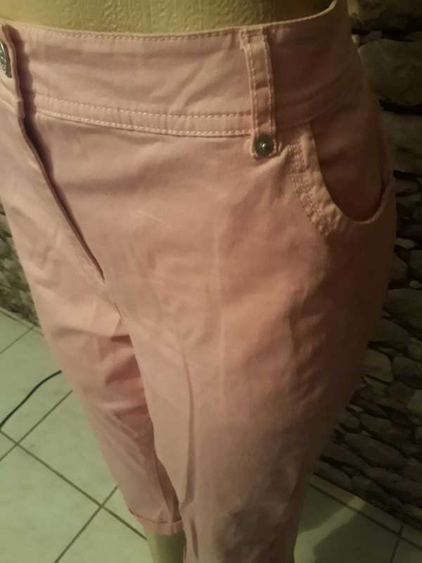 MILADYS BRAND PINK CROPPED PANTS WITH TURN-UPS IN NEW CONDITION - SIZE 18