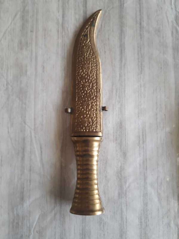 VINTAGE OLD DECORATIVE METAL BASED KNIFE WITH SLIGHTLY CURVED BLADE - 30 CM