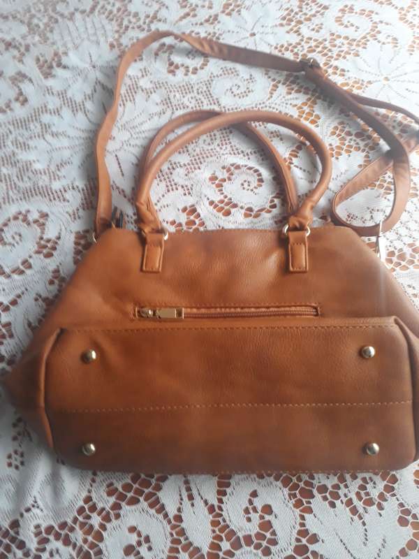 BROWN FAUX LEATHER HANDBAG IN AS NEW CONDITION 40CM X 24 CM SPOTLESS CLEAN INSIDE!
