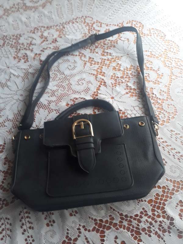 BLACK FAUX LEATHER HANDBAG IN VERY GOOD CONDITION 32CM X 19CM SPOTLESS CLEAN INSIDE! - AS NEW