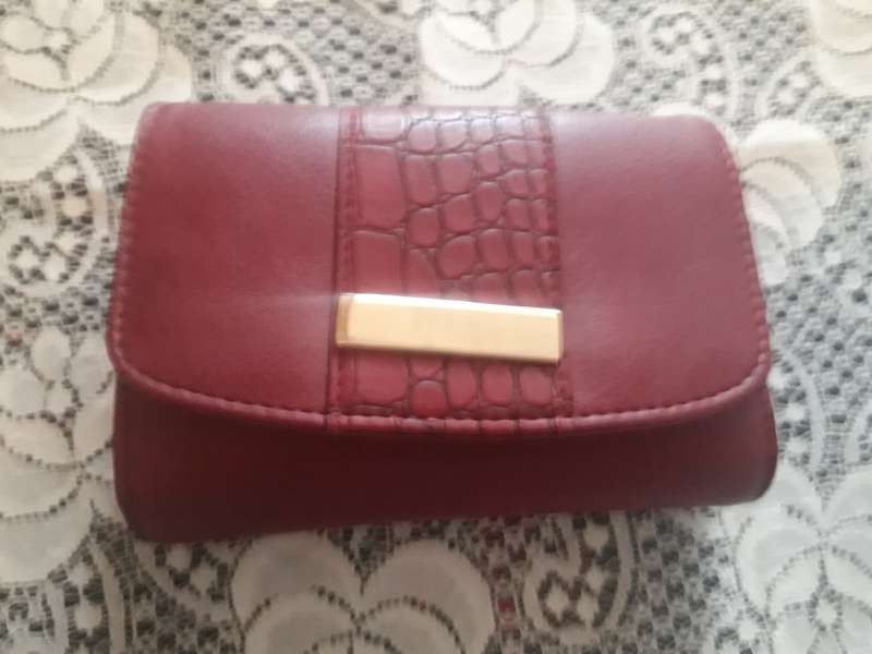 MONEY AND CARD PURSE IN MAROON COLOUR IN AS NEW CONDITION 15CM X 9CM X 4 1/2 CM WIDE