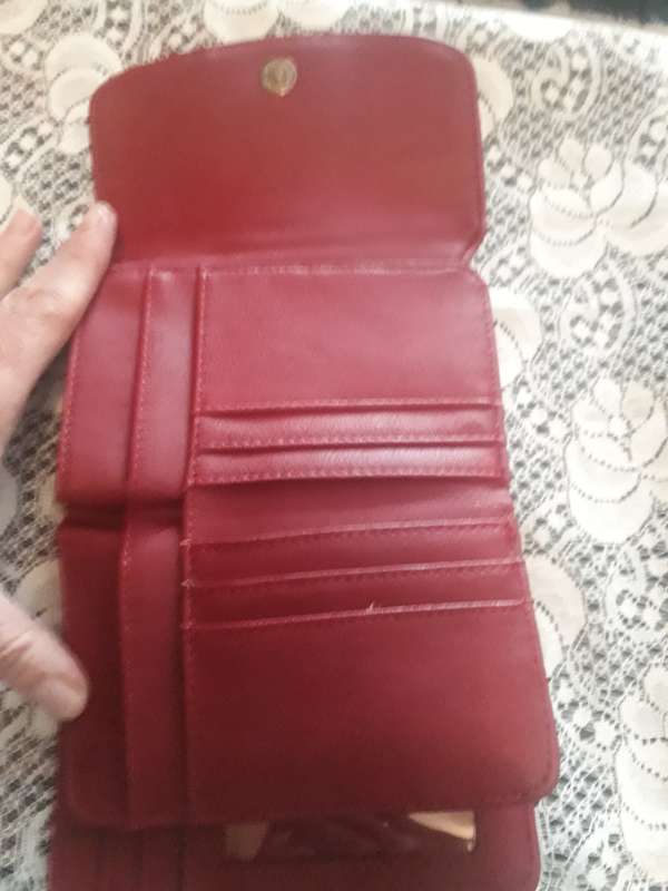 MONEY AND CARD PURSE IN MAROON COLOUR IN AS NEW CONDITION 15CM X 9CM X 4 1/2 CM WIDE