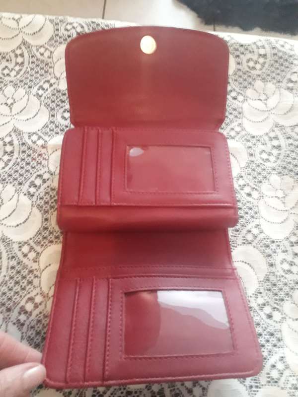 MONEY AND CARD PURSE IN MAROON COLOUR IN AS NEW CONDITION 15CM X 9CM X 4 1/2 CM WIDE