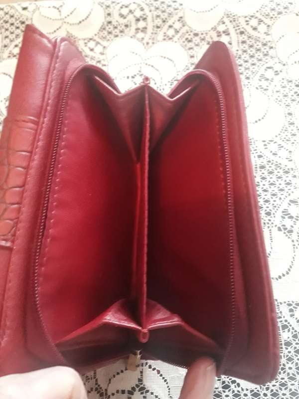 MONEY AND CARD PURSE IN MAROON COLOUR IN AS NEW CONDITION 15CM X 9CM X 4 1/2 CM WIDE