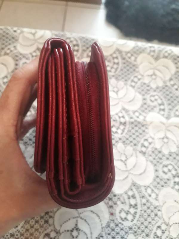 MONEY AND CARD PURSE IN MAROON COLOUR IN AS NEW CONDITION 15CM X 9CM X 4 1/2 CM WIDE