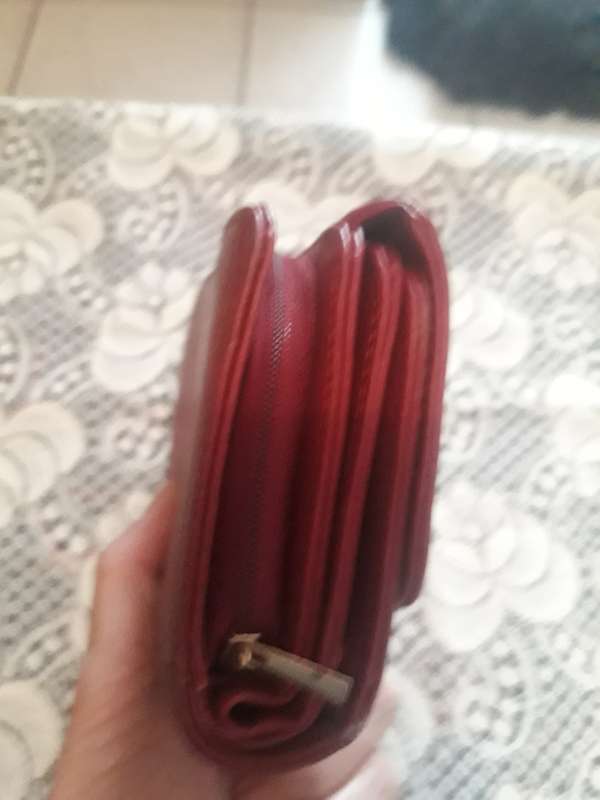 MONEY AND CARD PURSE IN MAROON COLOUR IN AS NEW CONDITION 15CM X 9CM X 4 1/2 CM WIDE