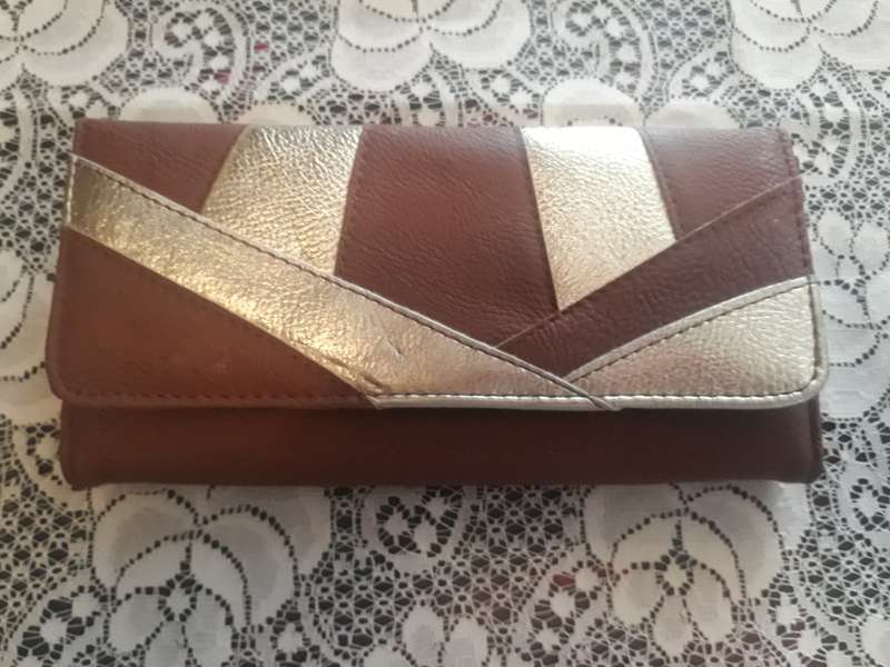 MONEY AND CARD PURSE IN BROWN WITH GOLD COLOUR IN AS NEW CONDITION 19CM X 9CM X 3 CM WIDE