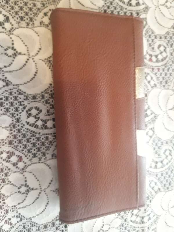 MONEY AND CARD PURSE IN BROWN WITH GOLD COLOUR IN AS NEW CONDITION 19CM X 9CM X 3 CM WIDE