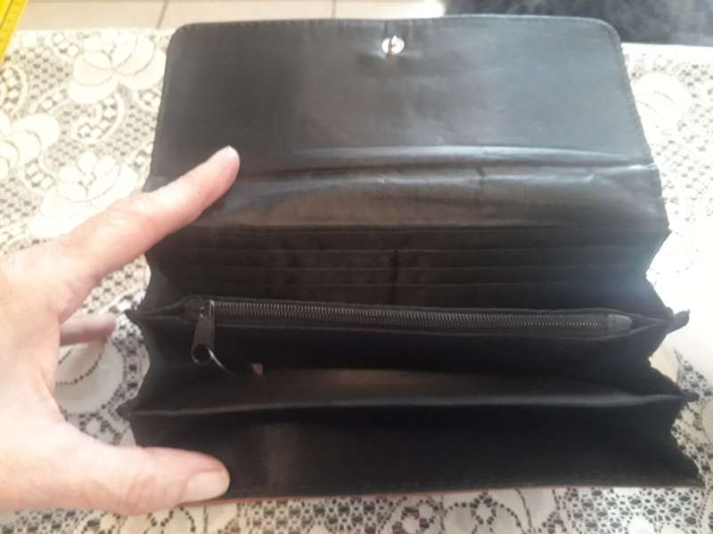 MONEY AND CARD PURSE IN BROWN WITH GOLD COLOUR IN AS NEW CONDITION 19CM X 9CM X 3 CM WIDE