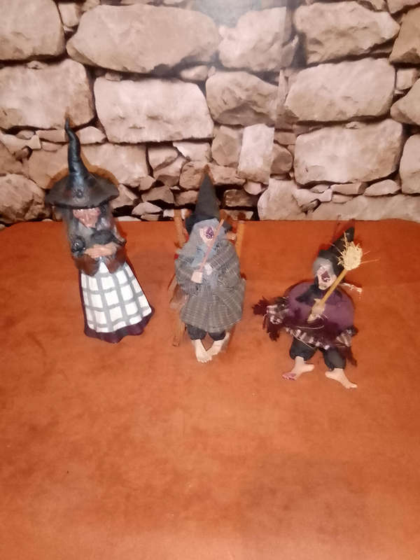 COLLECTABLE SET OF 3 WITCH WOODEN FIGURINES IN DIFFERENT SIZES