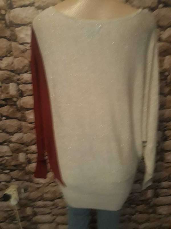 JEANS BY BUFFALO BRAND SILVER/MAROON KNITTED TOP - SIZE 12/36/L