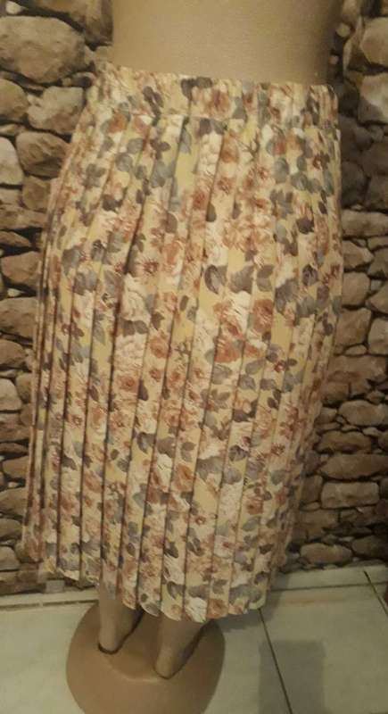 VINTAGE TASTEFUL 1980'S CREAM FLORAL PRINT SKIRT SUITE - SIZE 8/32/S