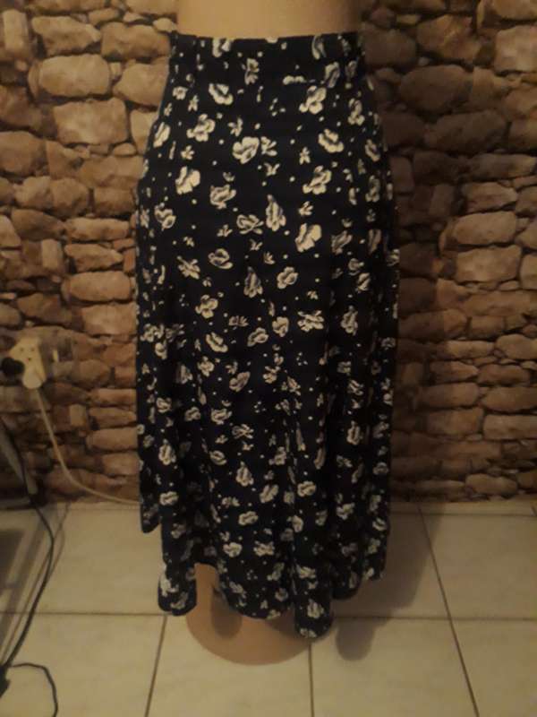 FEMININE NAVY BLUE A LINE PANNELED SKIRT WITH FLOWER PATTERN AND FRONT BUTTON DETAIL - SIZE 10/34/M