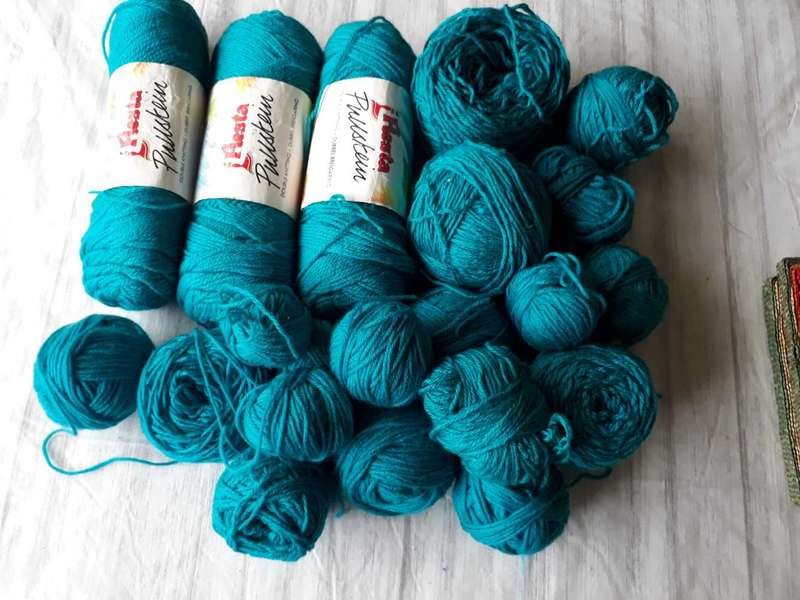KNITTING WOOL/YARN - BEAUTIFUL TEAL COLOUR +/- 600G SELLING AS A LOT.