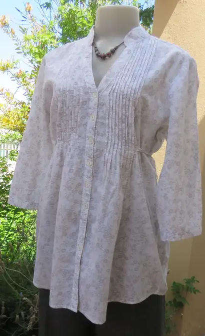 Fabulous IDENTITY white cotton button down top - tiny beige flowers - Size 10/34/Medium
