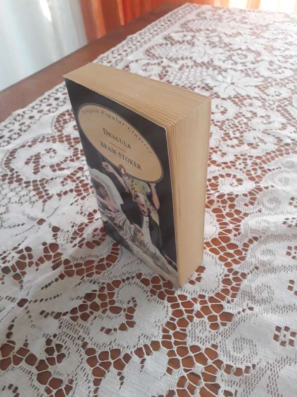 DRACULA BY BRAM STOKER PENGUIN POPULAR CLASSICS - COMPLETE AND UNABRIDGED - GOOD CONDITION