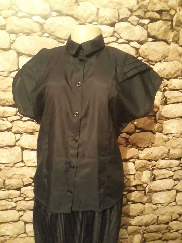 VINTAGE BLACK WITH CAPPED SLEEVED BLOUSE WITH FRONT BUTTON DETAIL - SIZE 14/38/XL - NEW