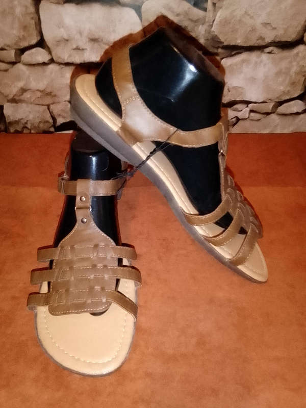 DARK BROWN T-STRAP STRAPPY SANDALS - NEW CONDITION - SIZE 8