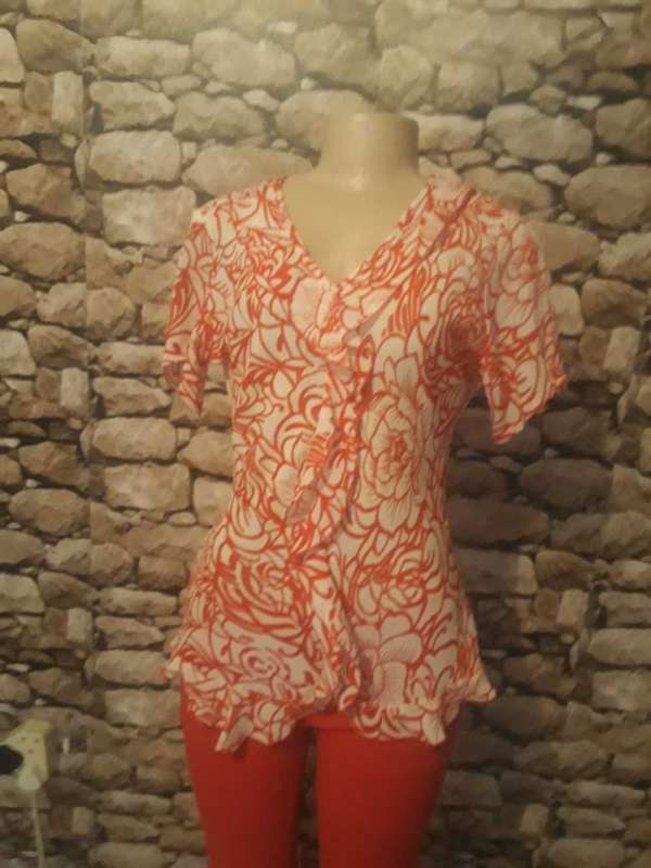 RED & WHITE TOP WITH BOLD FLOWER PATTERN BY STYLE BRAND - SIZE 10/34/M