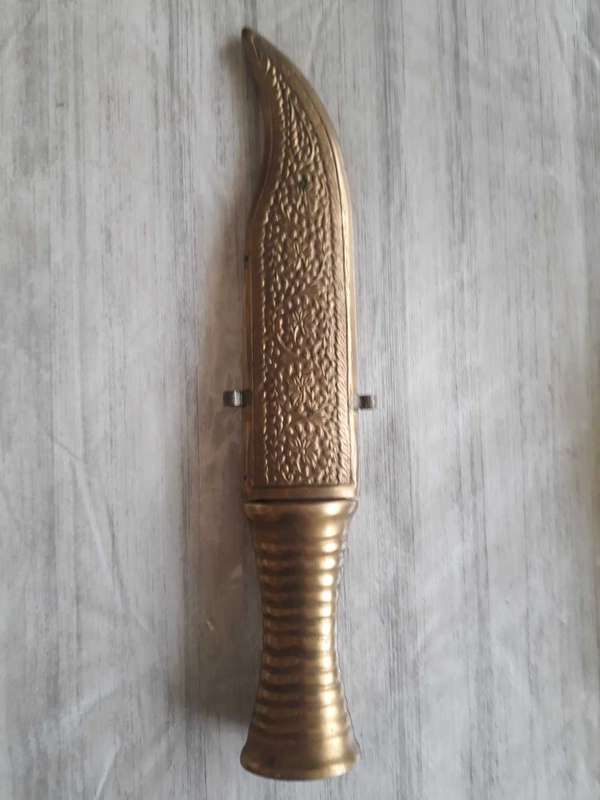 VINTAGE OLD DECORATIVE METAL BASED KNIFE WITH SLIGHTLY CURVED BLADE - 30 CM