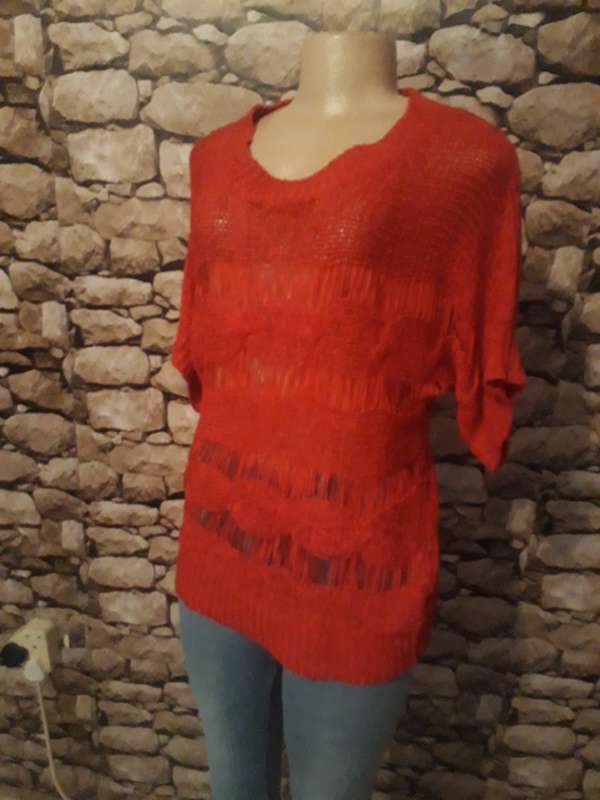 RED KNITTED TOP WITH CABLE PATTERN - SIZE 10/34/M