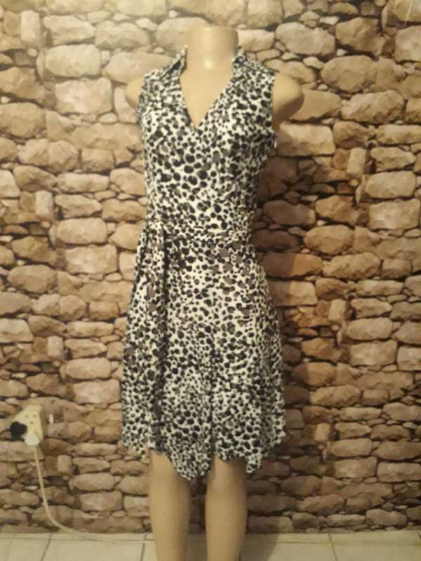 STUNNING HIGH LOW SEAM OVER CROSS FRONT DRESS IN POLYSTER FABRIC - SIZE 8/32/S - AS NEW