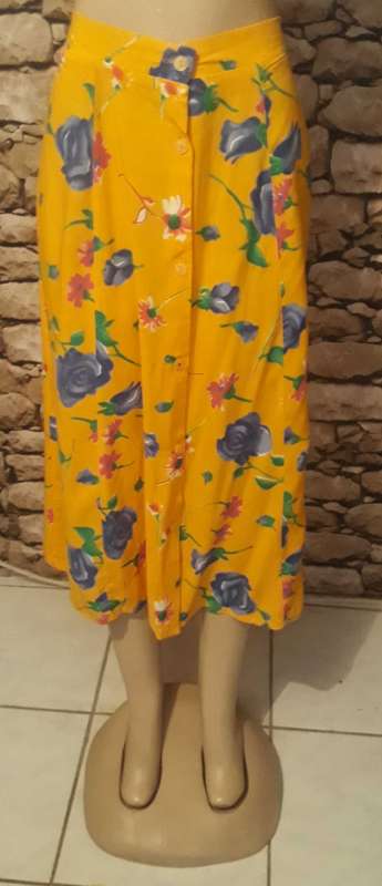 FLOWER PRINT A LINE FRONT BUTTON STYLE SKIRT - UNLINED FABRIC - SIZE 42 - NEW