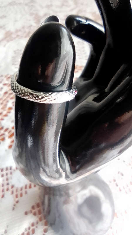SERPENT/SNAKE BLACK SPOTTED FASHION COSTUME METAL BASED JEWELLERY RING - SIZE M BUT CAN BE ADJUSTED!