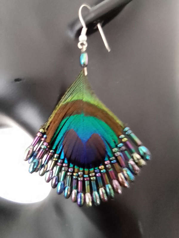 PAIR OF DROP & DANGLE FASHION PEACOCK FEATHER EARRINGS WITH IRRADECENT BEADS IN AS NEW CONDITION