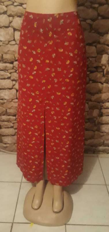 VINTAGE RED FLOWER PATTERN A LINE SKIRT WITH SLIP IN FRONT - LINED  - SIZE 12/36/LARGE