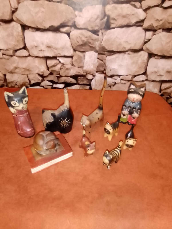 COLLECTABLE SET OF 9 WOODEN CAT FIGURINES IN DIFFERENT SIZES